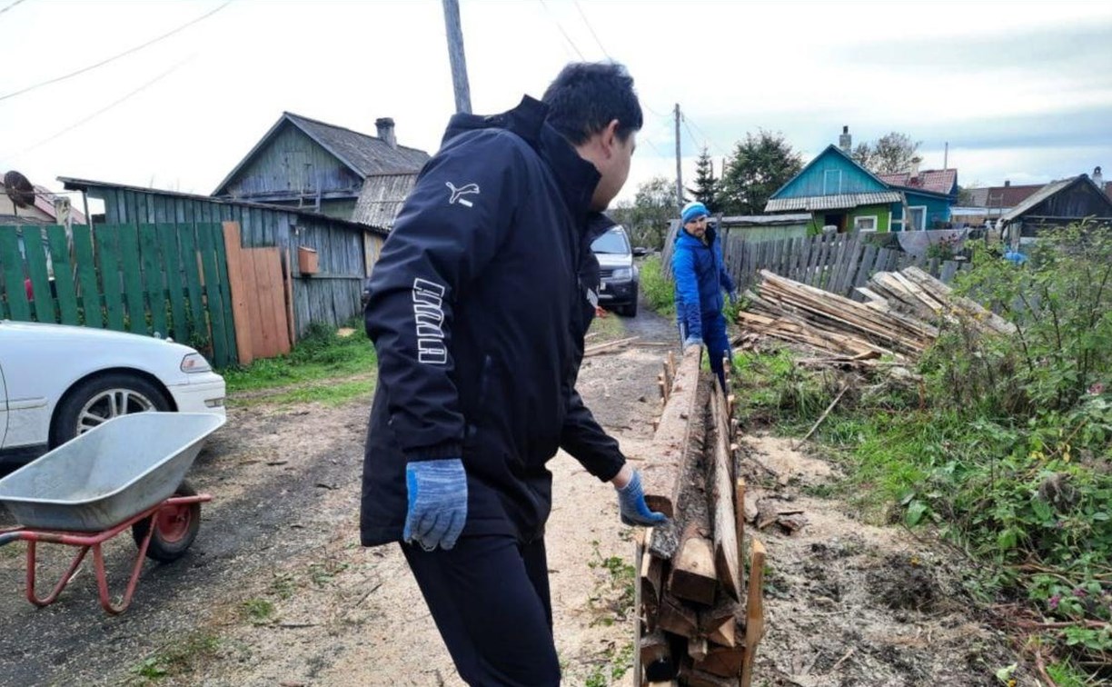 Доставляют воду с родника и дрова: как помогают семьям мобилизованных в  Александровске-Сахалинском - Новости Сахалинской области - astv.ru