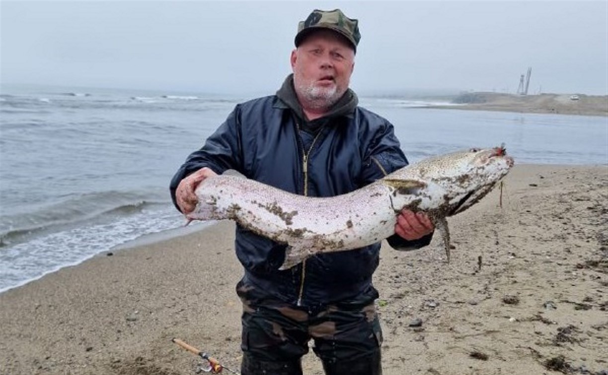 Сахалинец поймал 10-килограммовую рыбину, которую нельзя съесть
