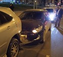 Две иномарки попали в ДТП в Южно-Сахалинске, пропуская автобус около остановки