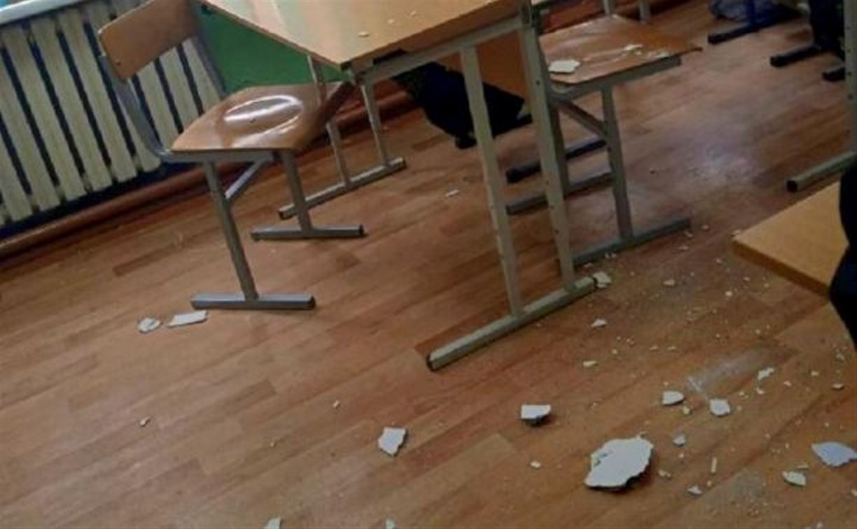В школе Южно-Сахалинска штукатурка рухнула на парты во время занятий