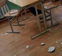 В школе Южно-Сахалинска штукатурка рухнула на парты во время занятий