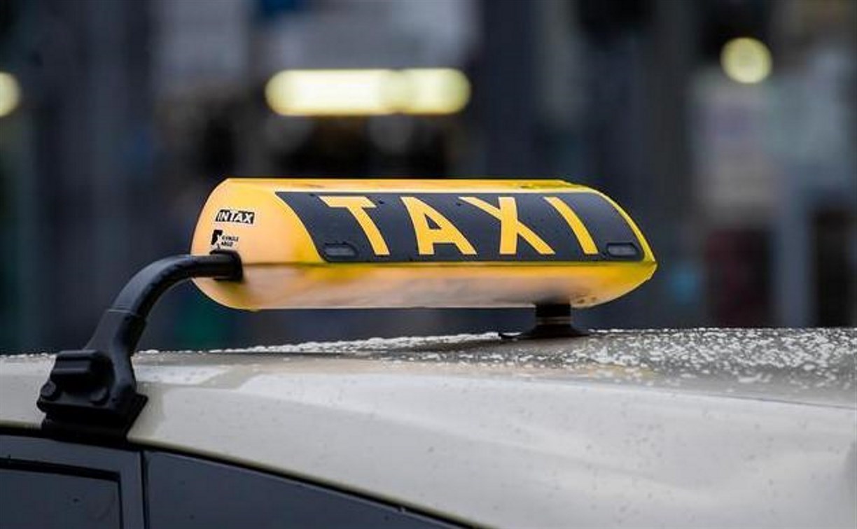 Нечестный таксист в Южно-Сахалинске стащил у клиента почти 35 тысяч рублей