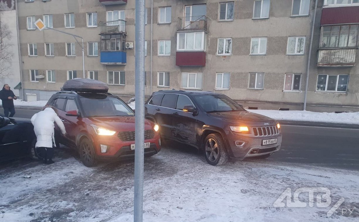 Очевидцев столкновения трёх автомобилей ищут в Южно-Сахалинске