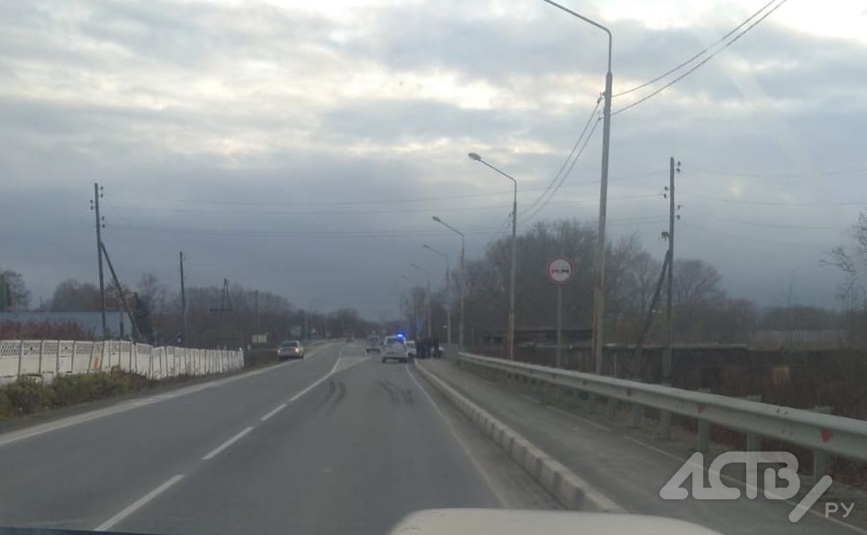 Очевидец: автомобиль потерял колёса в результате ДТП на юге Сахалина