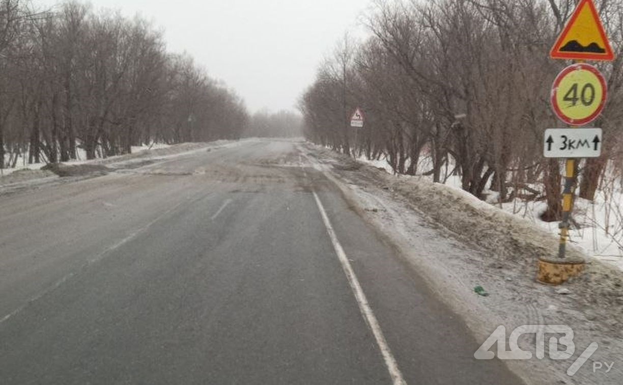 "Латают дыры глиной?": ямочный ремонт дороги до Быкова вызывает вопросы у сахалинцев