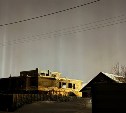 Невероятное зрелище: разноцветные световые столбы озарили ночной Южно-Сахалинск