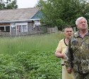 Сахалинец за свой счёт починил крышу пенсионерке, проживающей в "четвертинке" барака