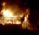 Дачный домик охватило огнем в Холмском районе