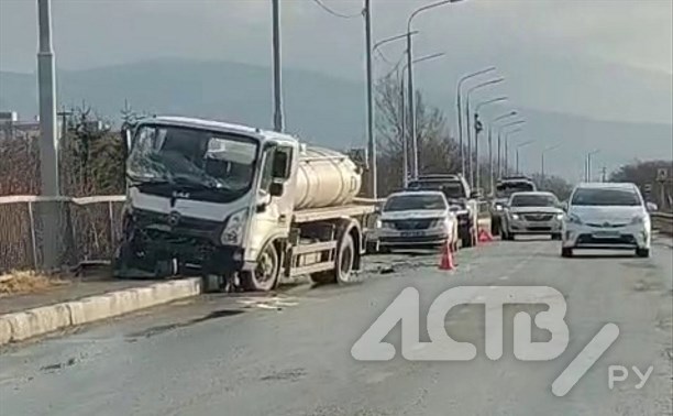 Автоцистерна и универсал отлетели на тротуар при ДТП на юге Сахалина