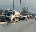 Автоцистерна и универсал отлетели на тротуар при ДТП на юге Сахалина