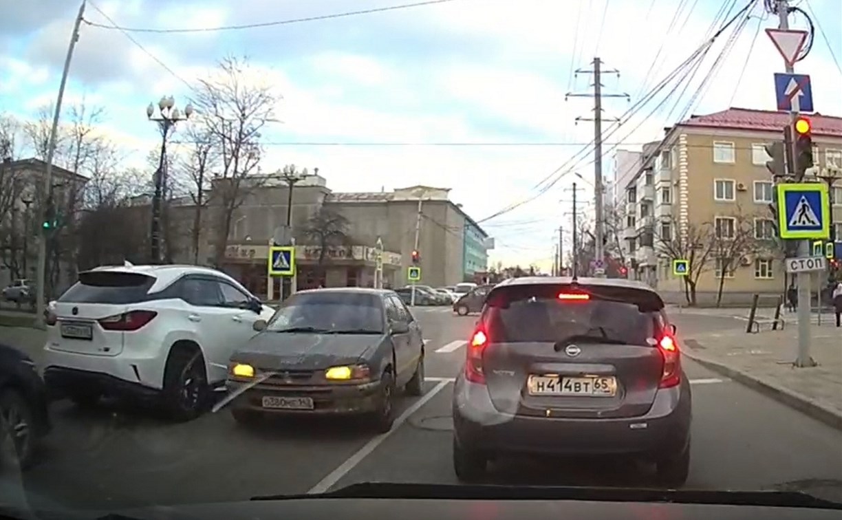 Автохам с кемеровскими номерами проехался "против шерсти" по односторонней дороге в Южно-Сахалинске 