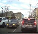 Автохам с кемеровскими номерами проехался "против шерсти" по односторонней дороге в Южно-Сахалинске 