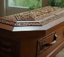 Жуткий случай на похоронах: сахалинке воткнули ножницы в шею во время прощания с близким