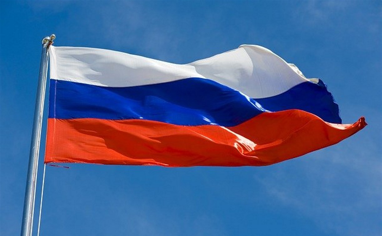Путин назвал хорошей идею ежедневно поднимать флаг России в школах