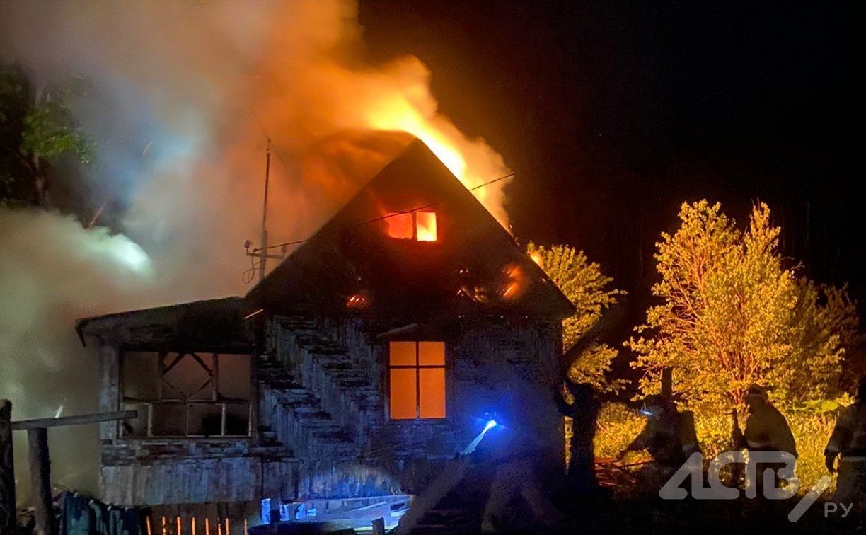 Очевидцы: в Холмском районе загорелась дача, жителям пришлось вылезать через окно
