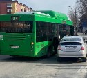 Автобус снёс дверь легковушки: момент ДТП около остановки в Южно-Сахалинске