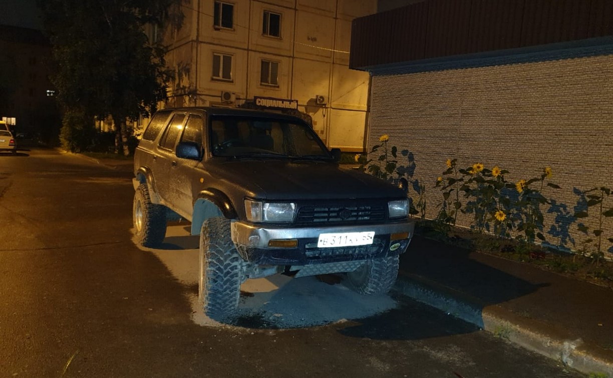 Водитель Toyota Celica после столкновения с Toyota Hilux Surf скрылся с места ДТП в Южно-Сахалинске