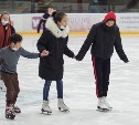В Южно-Сахалинске устроили бесплатные рождественские катания на коньках 