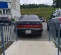 Жители Долинска не могут протиснуться между автомобилем и перилами из-за "водителя от Бога"