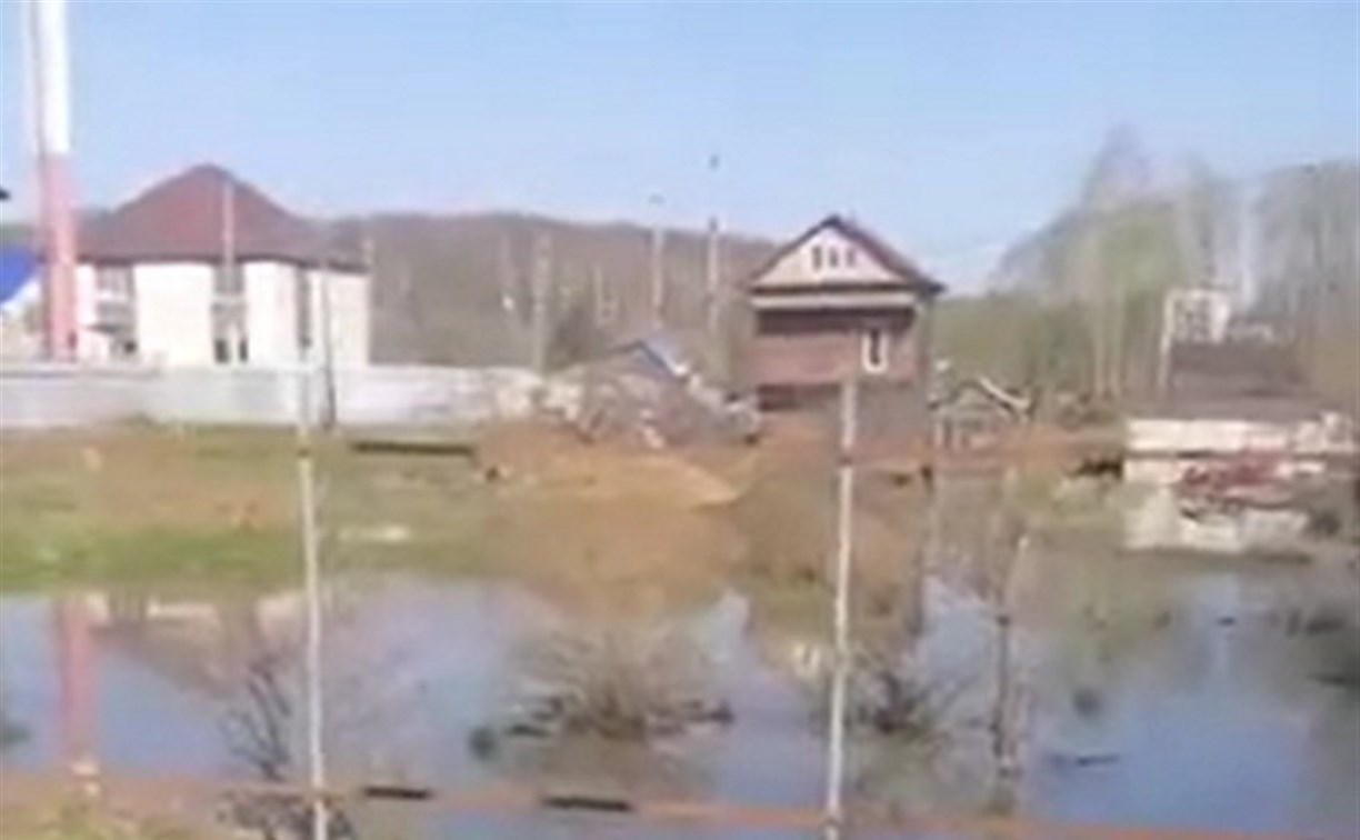 "Такого потопа не было за всю историю": в Троицком частные дома и огороды погрузились в озеро