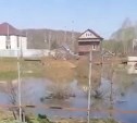 "Такого потопа не было за всю историю": в Троицком частные дома и огороды погрузились в озеро