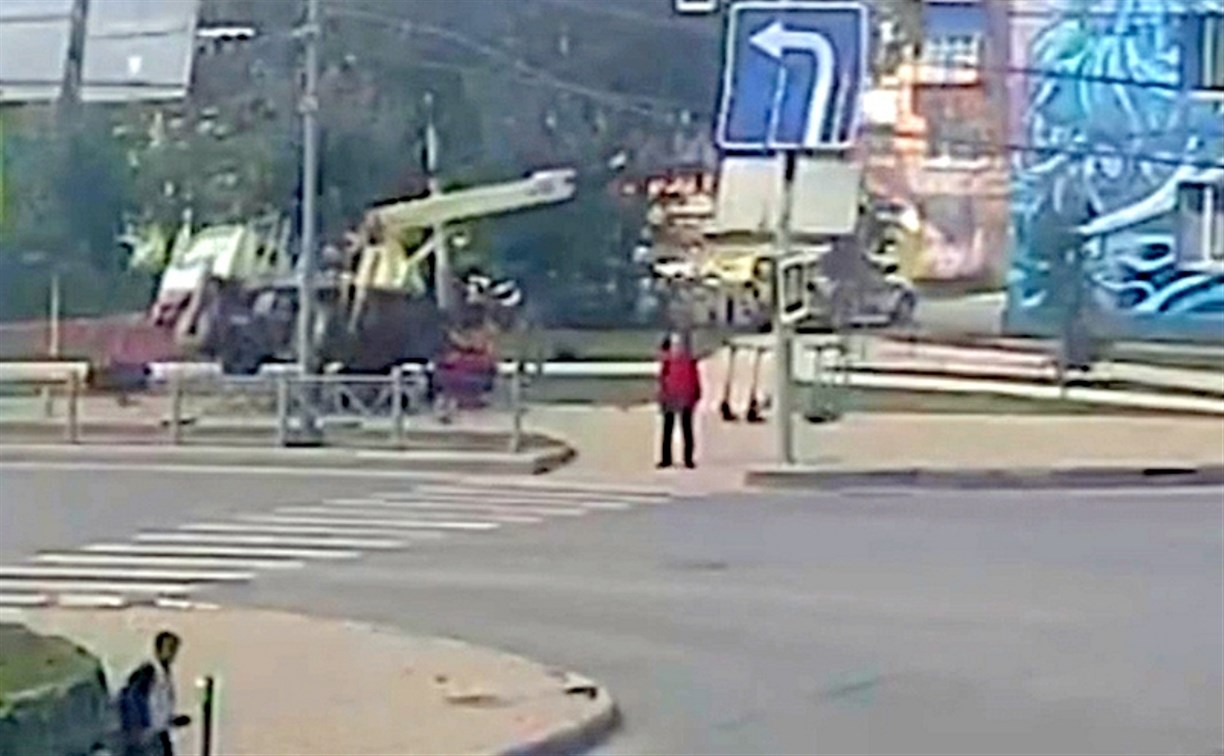Появилось видео с моментом падения автовышки в Южно-Сахалинске 