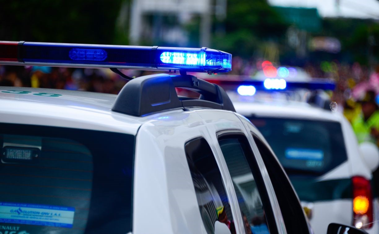 Угонщик автомобиля на Сахалине прокатил полицейского на капоте со скоростью 60 км/ч