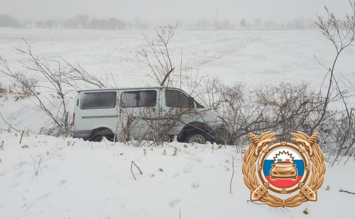 Ранним утром в Южно-Сахалинске "ГАЗ Соболь" после заноса слетел с трассы 