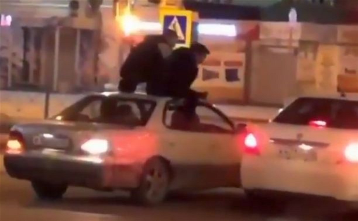 Катавшего людей на крыше "Тойоты" сахалинца оштрафовали на тысячу рублей