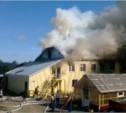 Гостиница горит в поселке на севере Сахалина (+ дополнение)