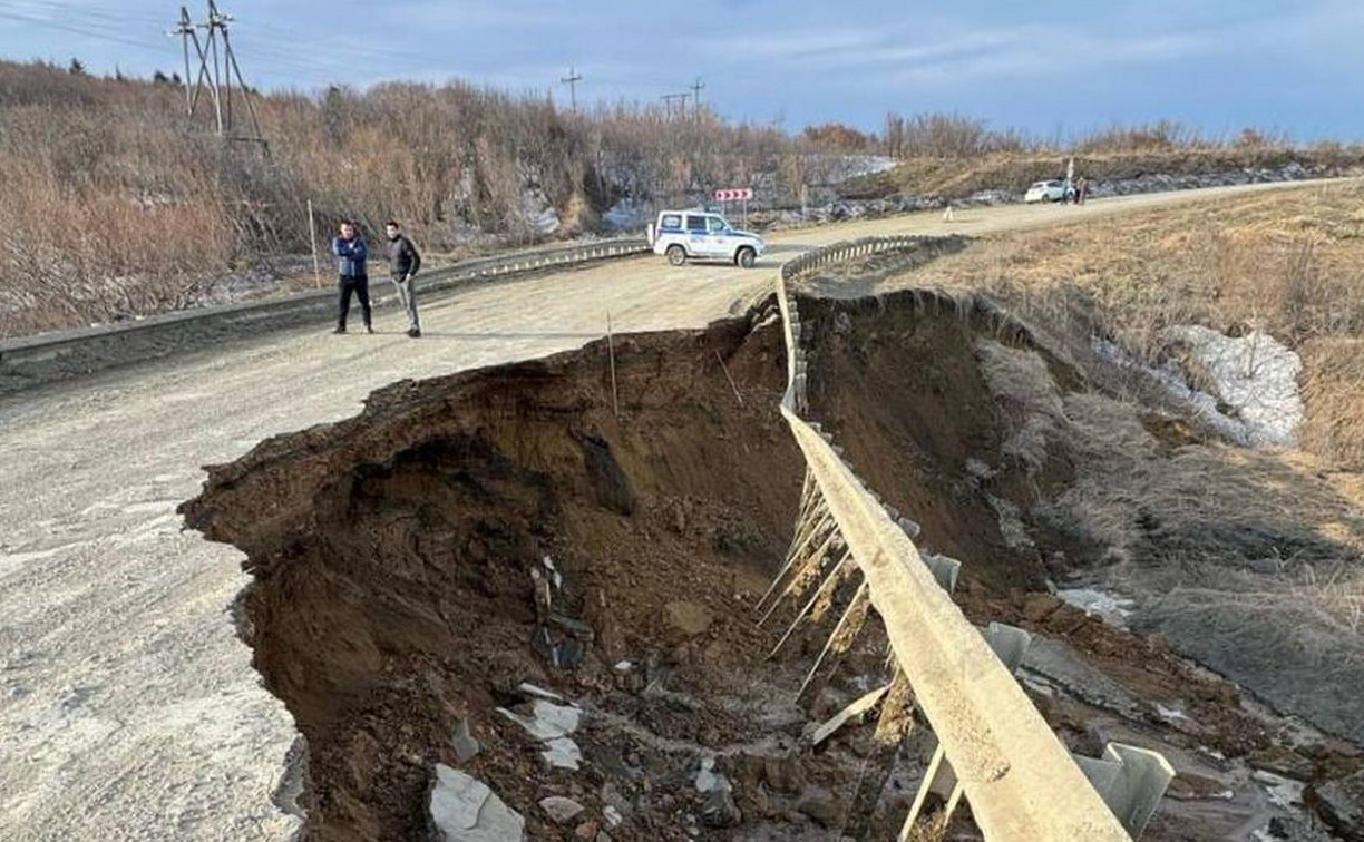 Прокуратура начала проверку по факту обрушения дороги в Томаринском районе