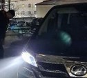 Сахалинец обвинил женщину в неправильной парковке и разбил фару на её авто