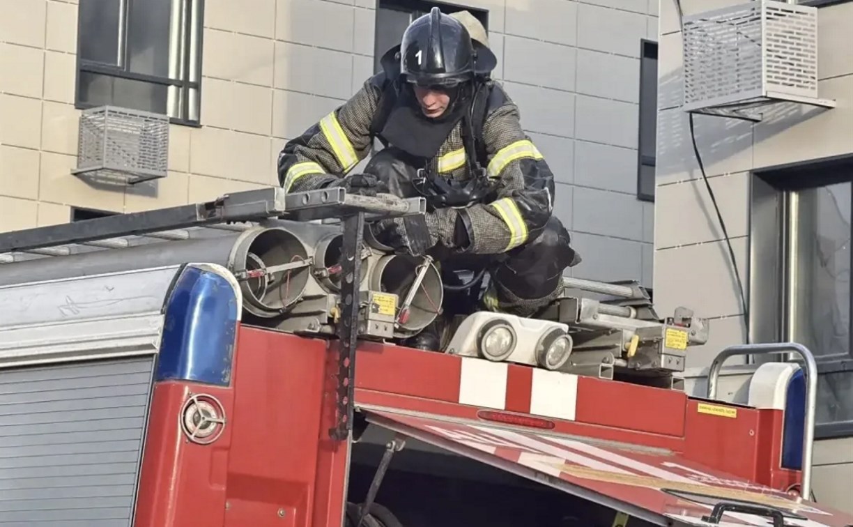 В Южно-Сахалинске горит крыша строящегося дома в ЖК "Горизонт"