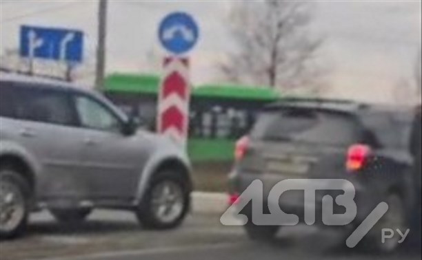 Два автомобиля не смогли разъехаться на кольце в Южно-Сахалинске