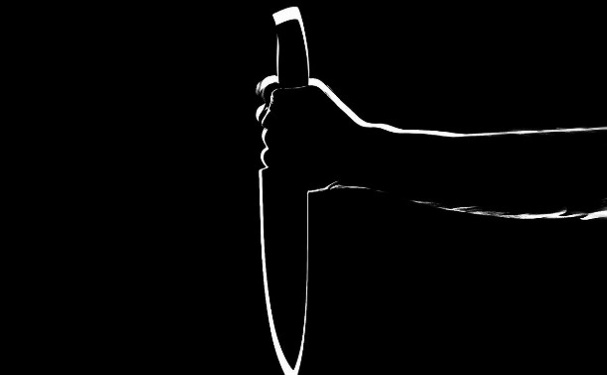 Продавец на Сахалине убежала от грабителя в медицинской маске и с ножом