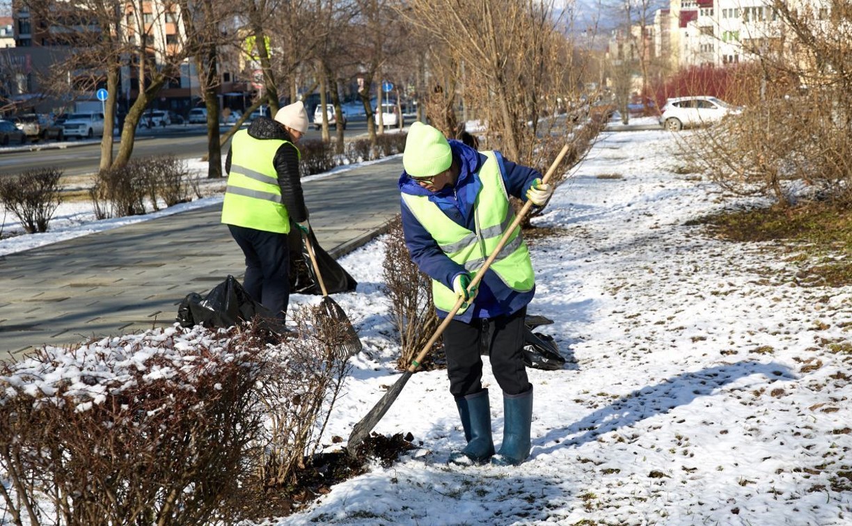 Весеннее благоустройство скверов и общественных зон началось в Южно-Сахалинске