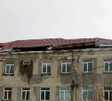 У аварийной школы в Долинске срывает крышу