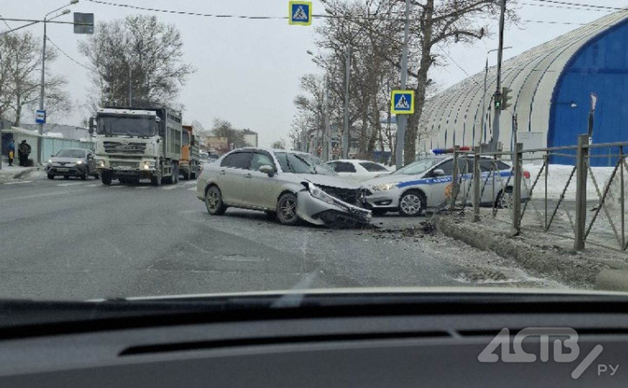 Седану разворотило "морду": последствия серьёзного ДТП сняли на видео в Южно-Сахалинске
