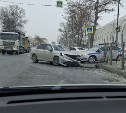 Седану разворотило "морду": последствия серьёзного ДТП сняли на видео в Южно-Сахалинске