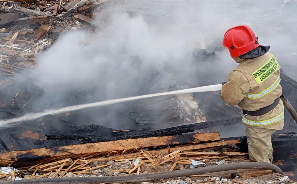 На месте снесённого дома на Курилах возник огонь