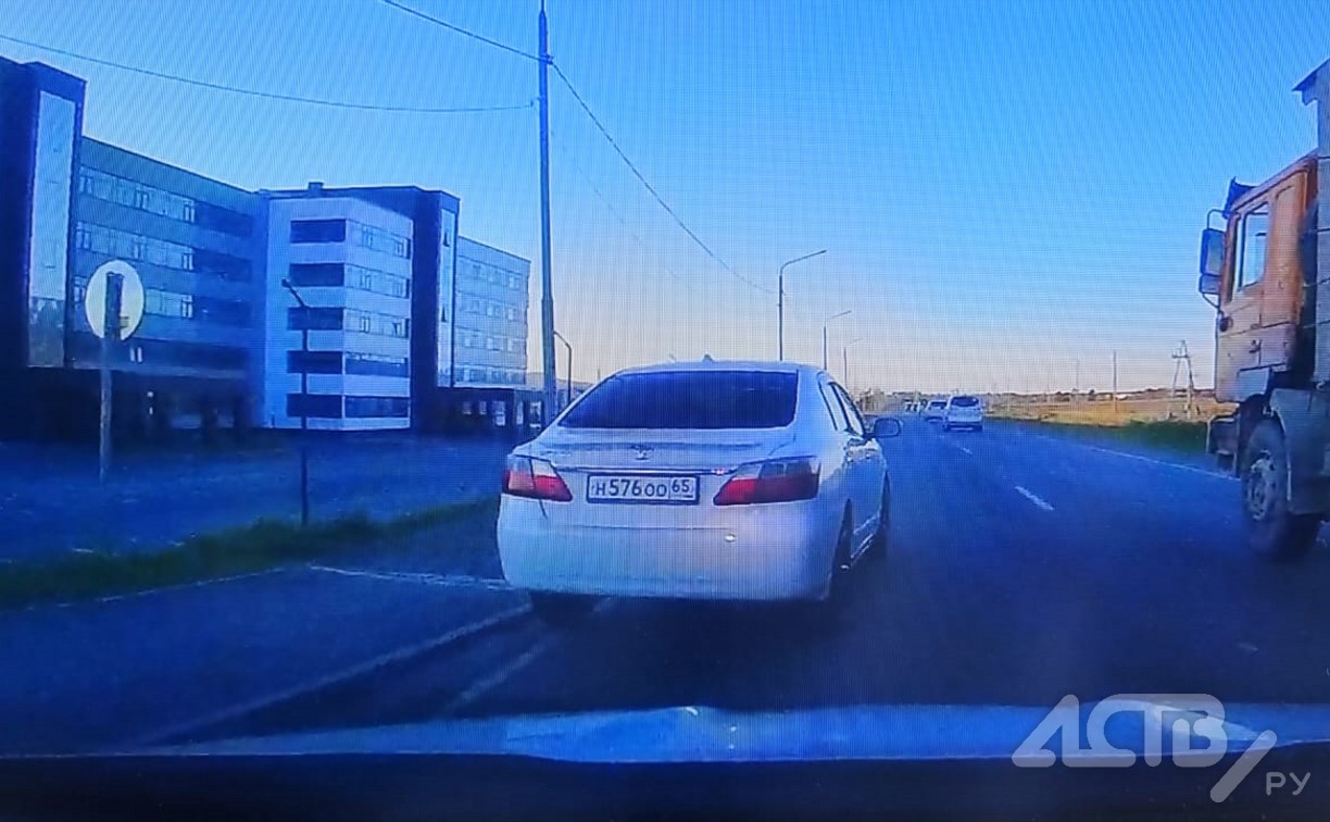 Опасный обгон на улице в Южно-Сахалинске попал на видео - Новости  Сахалинской области. Происшествия - astv.ru