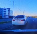 Опасный обгон на улице в Южно-Сахалинске попал на видео