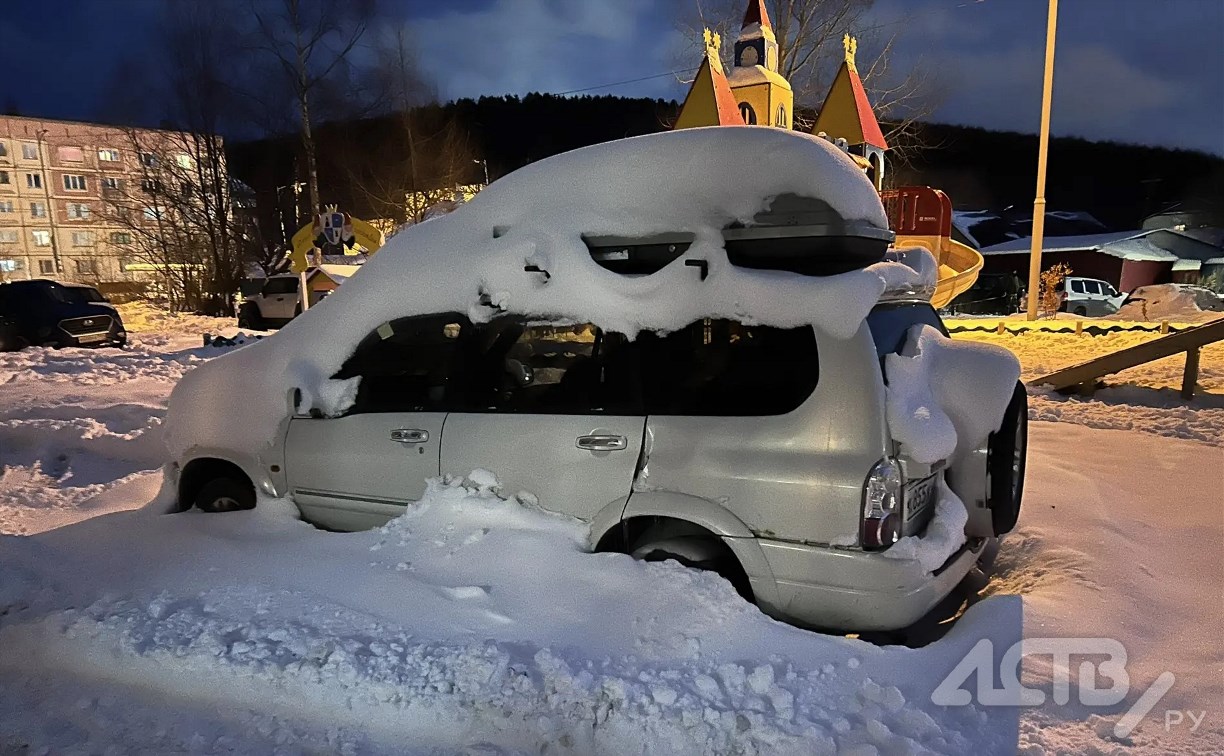 В Южно-Сахалинске "вросший" в сугроб автомобиль мешает расчистке двора