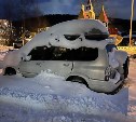 В Южно-Сахалинске "вросший" в сугроб автомобиль мешает расчистке двора