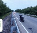 Сахалинец на мопеде врезался в дорожное ограждение на трассе