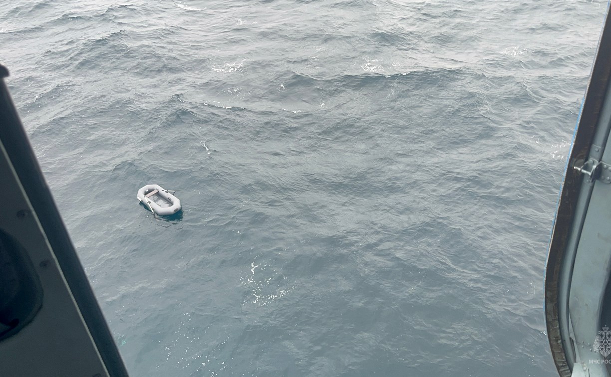 Нашли только лодку: на Сахалине продолжают искать мужчину, которого унесло в море