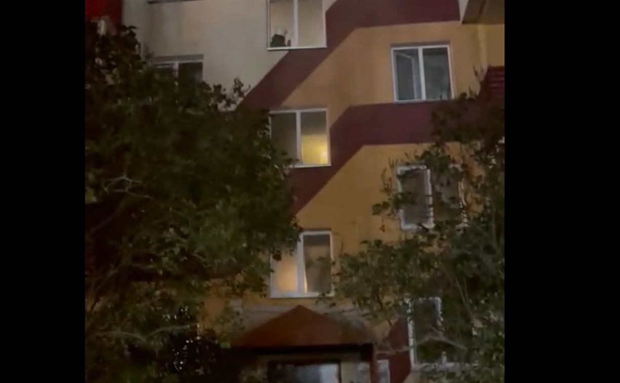 Без света 15 часов сидят жильцы пятиэтажки в Южно-Сахалинске