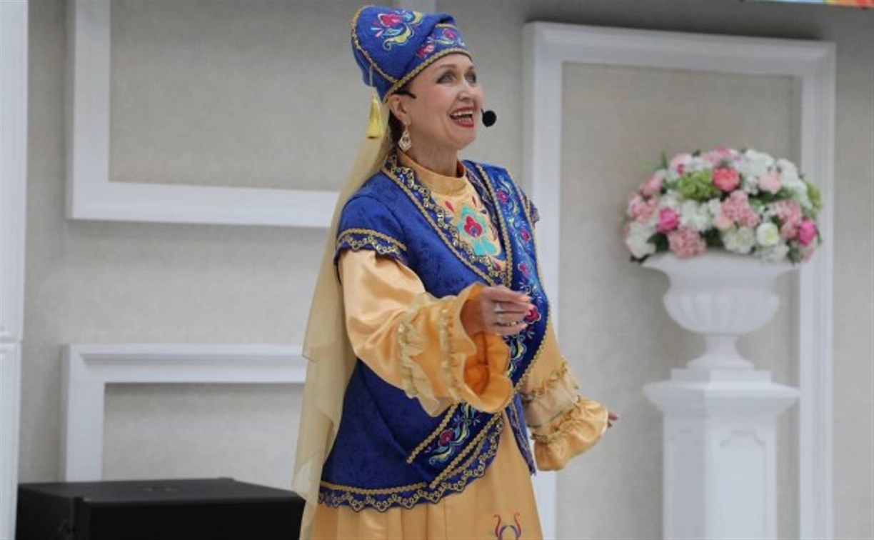Сахалинцам показали свадебные татарские обряды и угостили чак-чаком