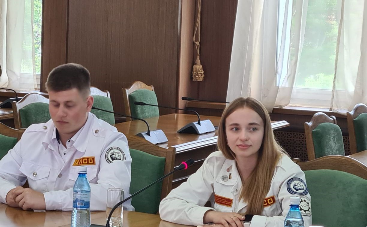 Студенты-медики из различных российских городов до конца лета будут работать на Сахалине