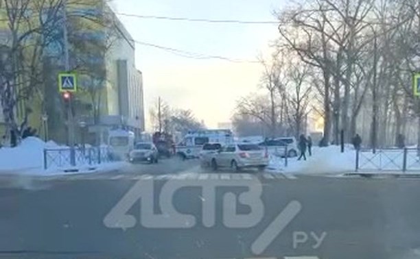 "Движ какой-то непонятный": экстренные службы съехались к ТЦ в Южно-Сахалинске